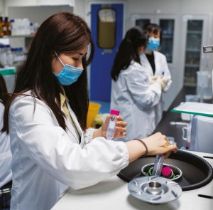 北京科兴生物制品有限公司（SINOVAC BIOTECH CO., LTD.）的研究人员正在研发SARS-CoV-2疫苗。